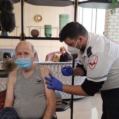 MDA administers fourth Covid vaccine to the elderly.