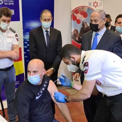 Prime Minister Netanyahu visits MDA vaccination site and commends organization on its work.