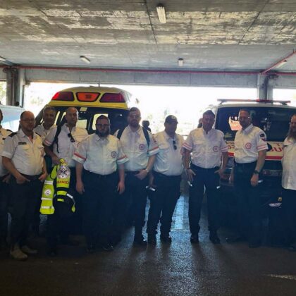 30 French, American doctors and paramedics arrive in Israel to volunteer.