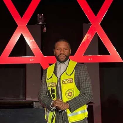 Floyd Mayweather receives Champion of Israel award for work following Hamas attack.