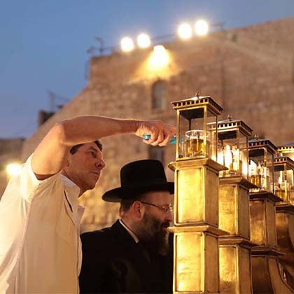 Families of fallen MDA heroes honored at Western Wall chanukiyah lighting.