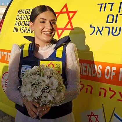 MDA volunteers celebrate wedding amidst war.