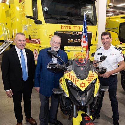 U.S. Ambassador to Israel Mike Huckabee visits MDA headquarters and donates blood.